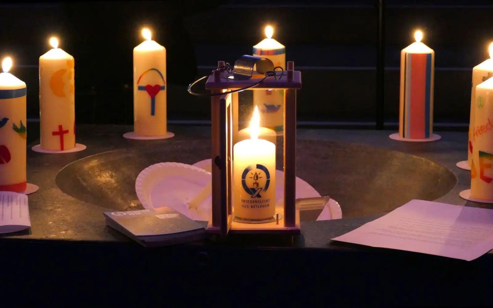 Das Friedenslicht aus Betlehem: Die Flamme wird in der Jesus-Christus-Kirche in Duisburg feierlich entzündet. Archivfoto: Stefanie Bachler