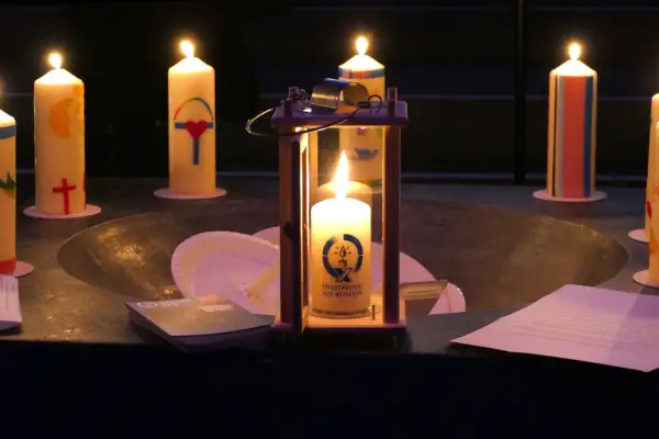 Friedenslicht aus Betlehem: Gottesdienst in der Jesus-Christus-Kirche