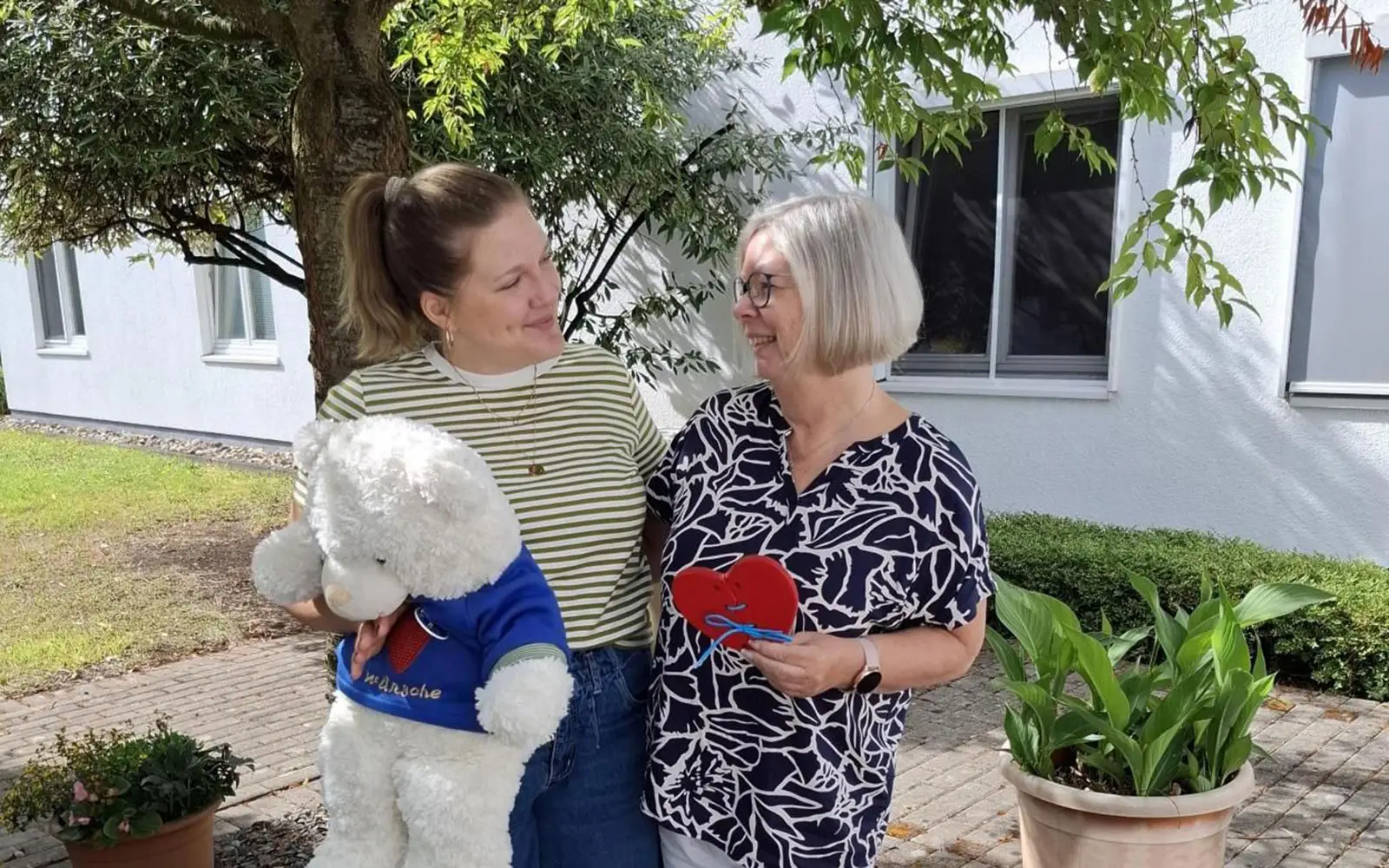 Christina Jakubiak (links) übernimmt die Koordination des Kinder- und Jugendhospizdienstes von ihrer Vorgängerin Andrea Kleinefehn. Foto: Malteser