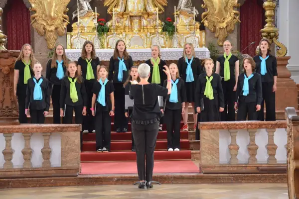 Jugendchor St. Remigius: Düsseldorfer Stimmen für den Frieden in München