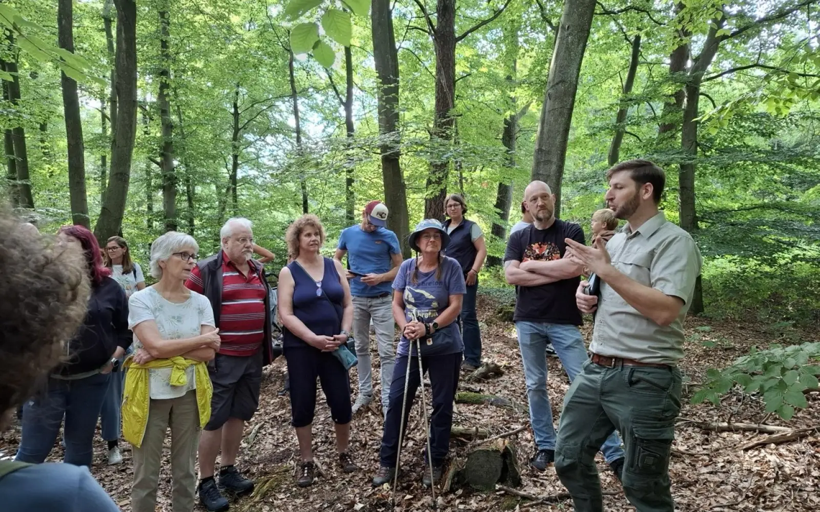 Förster Richard Schulze Frenking gab auf Einladung des Bürgervereins Großenbaum/Rahm bei einer Waldexkursion spannende Einblicke in seine Arbeit. Foto: privat