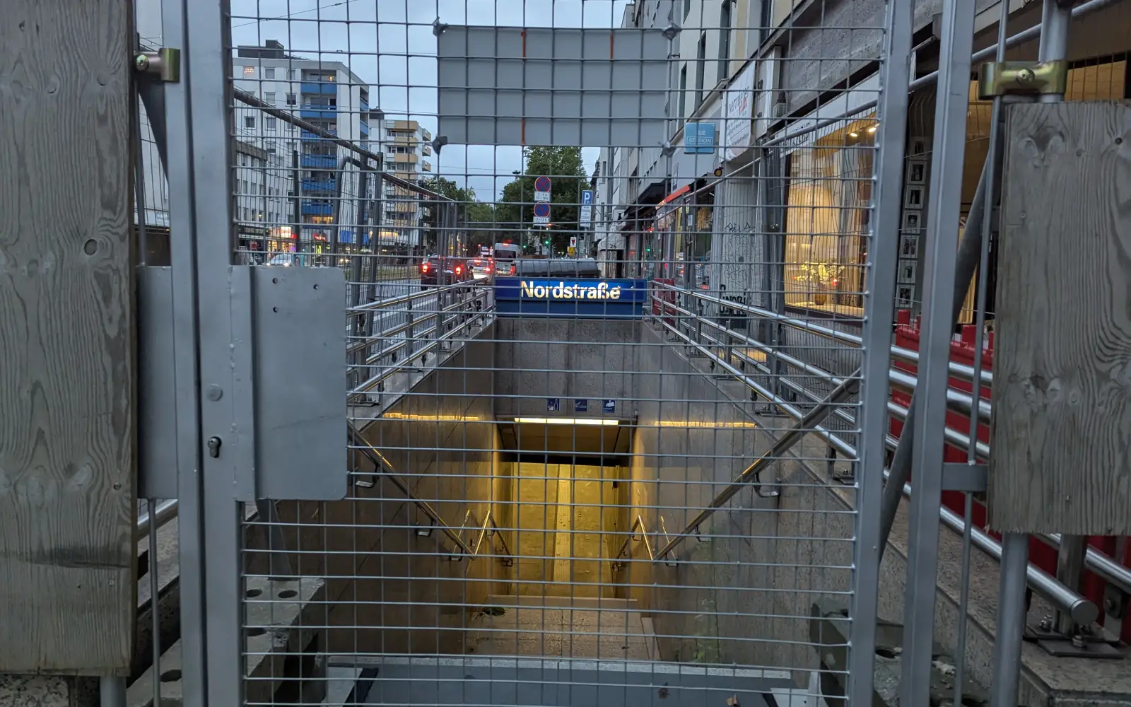 Der Eingang zum U-Bahnhof Nordstraße ist während der Bauarbeiten gesperrt. Foto: ah