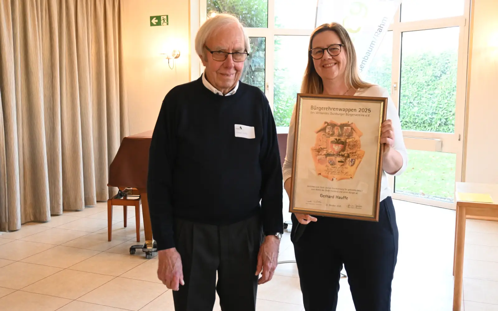 Die Urkunde für das Bürgerehrenwappen übergab Vorsitzende Heike Schmitz-Fehlberg an Gerhard Hauffe. Foto: sam