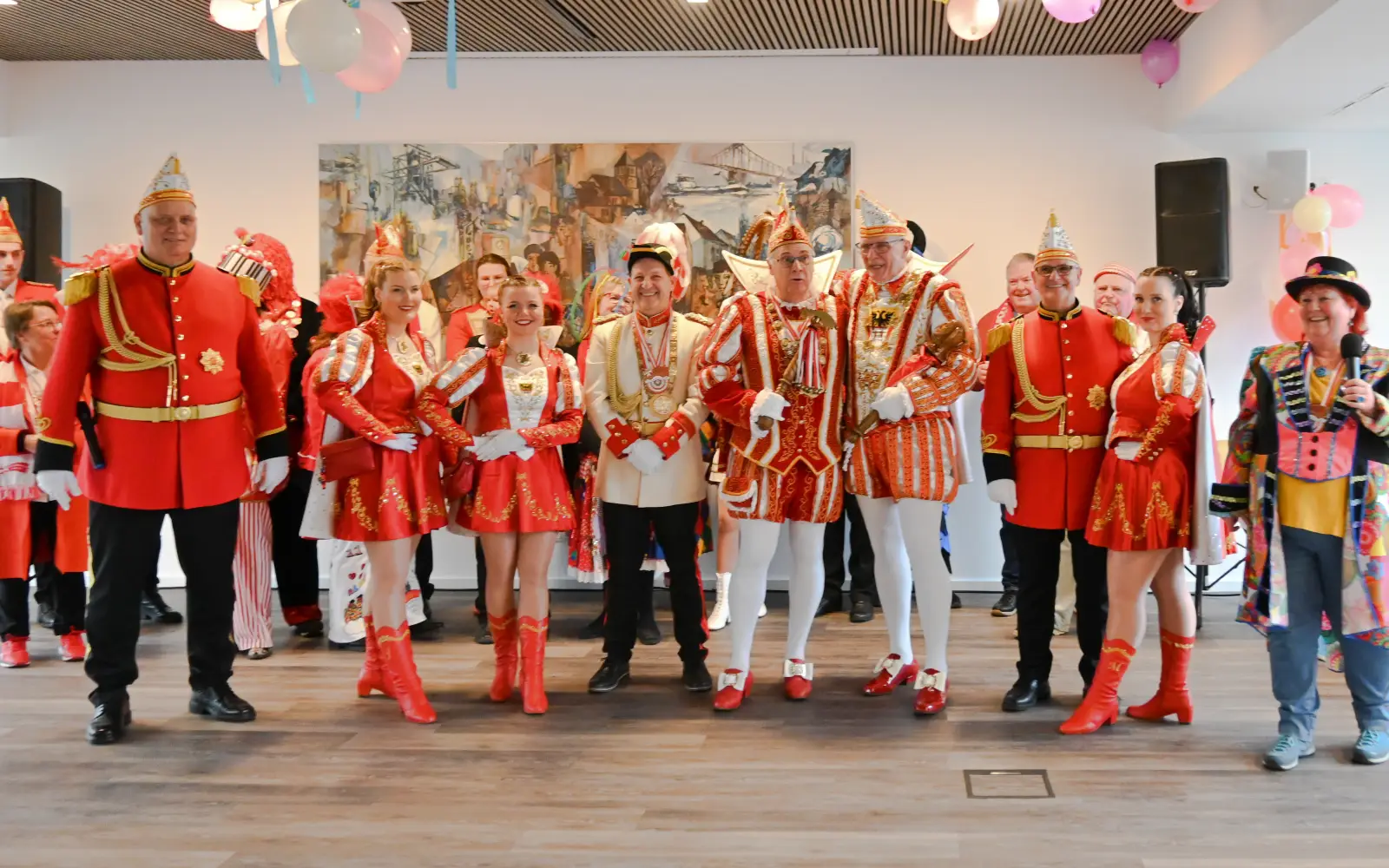 Im vorigen Jahr sorgten gleich zwei Prinzen mit ihren Crews im Bezirksamt Süd für Stimmung:
Stadtprinz Holger II. (Mitte, rechts) und Prinz Michael II. aus Serm. Sie wurden von
Bezirksbürgermeisterin Beate Lieske (rechts) begrüßt. Archivfoto: sam