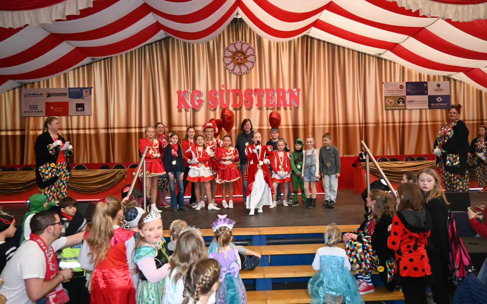 Die neue Kinderprinzen-Crew überreichte sofort die ersten Orden. Foto: sam