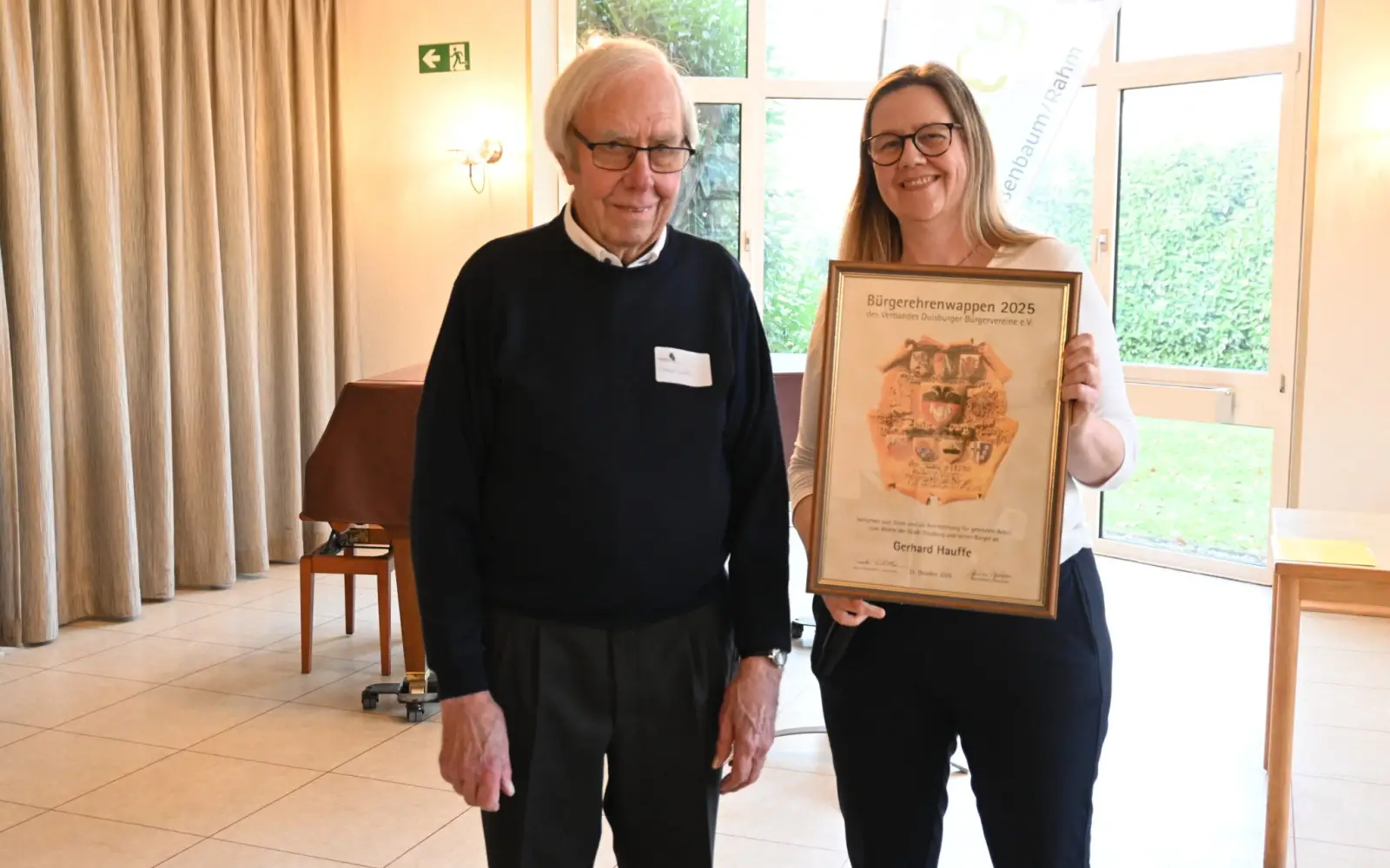 Die Urkunde für das Bürgerehrenwappen übergab Vorsitzende Heike Schmitz-Fehlberg an Gerhard Hauffe. Foto: sam