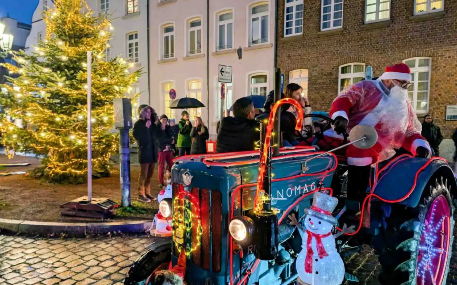 Statt mit dem Rentierschlitten reiste der Nikolaus auf einem festlich geschmückten Hanomag-Oldtimer an. Foto: ah