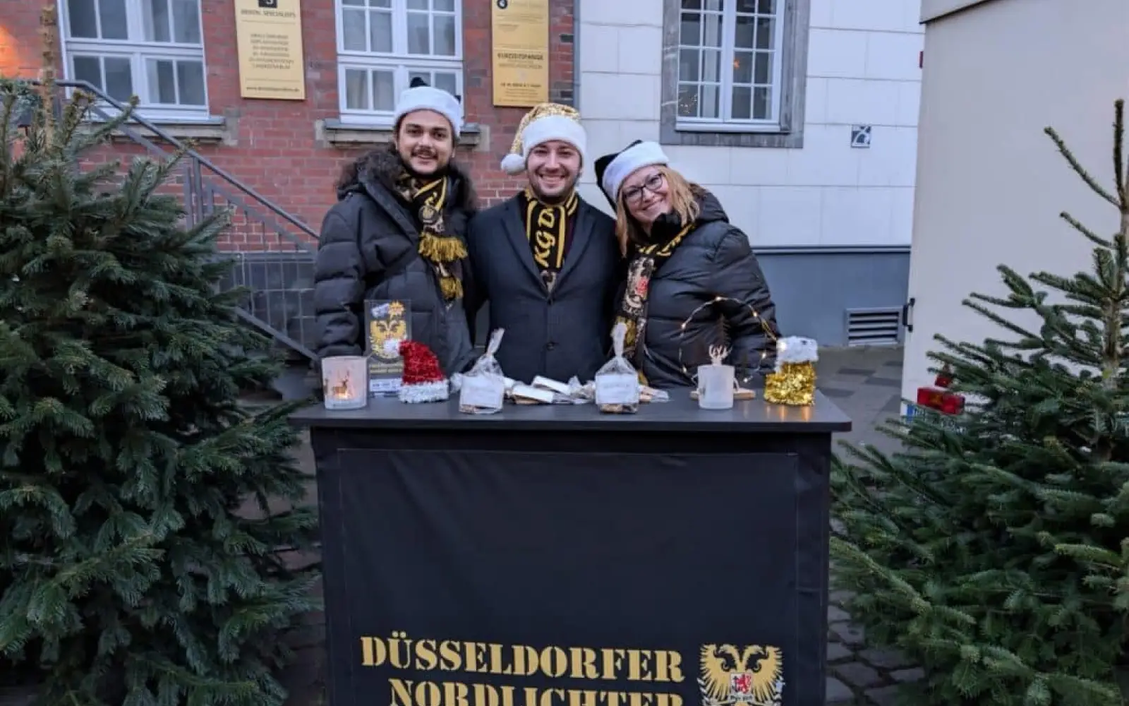 Engagierte Nordlichter: Robin Braun, Marc Warnke und Marta Gaida (von links) präsentierten ihren Verein gut gelaunt auf dem Nikolausmarkt. Foto: ah