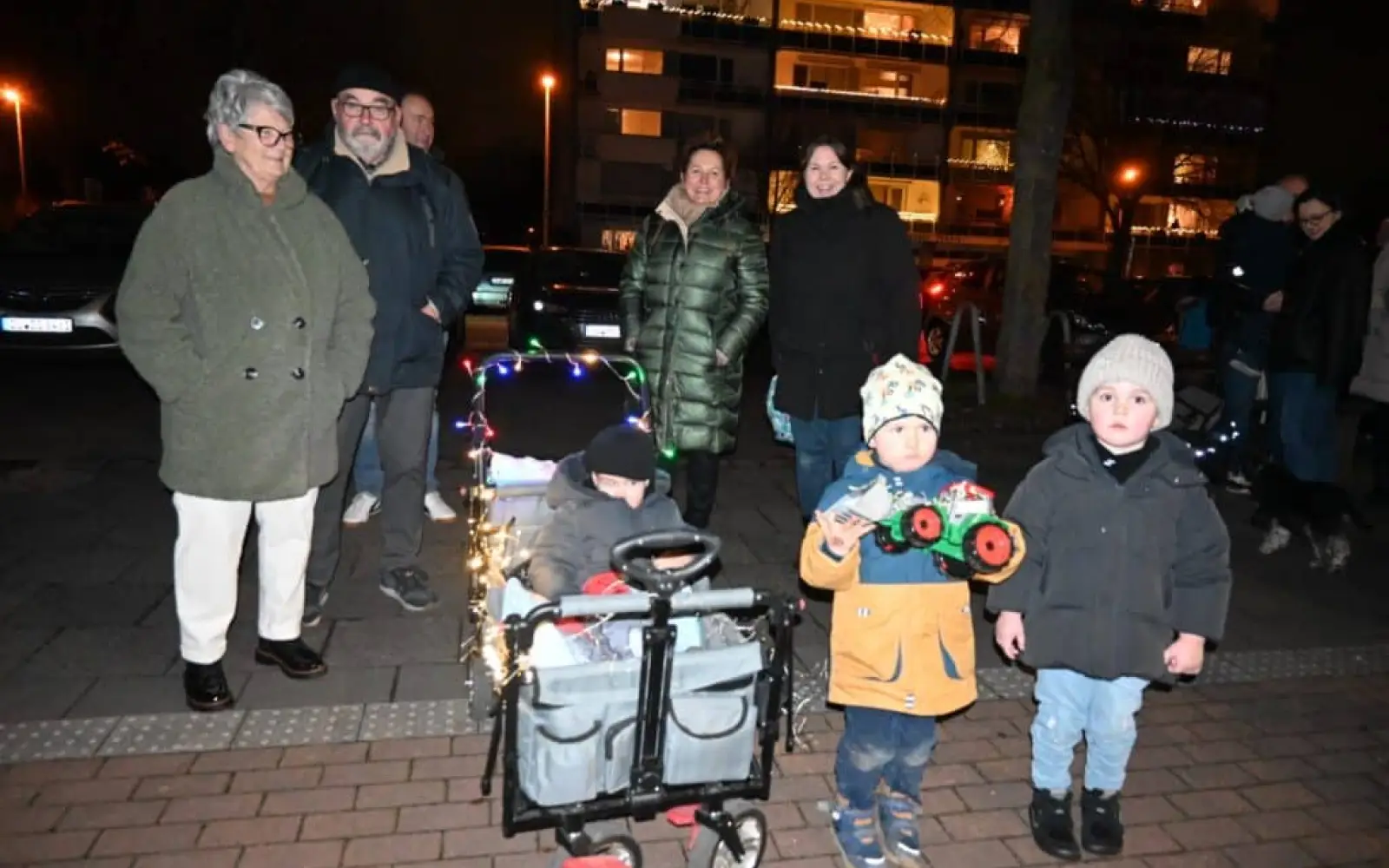 Nicht nur die Großen finden die Weihnachts-Traktoren klasse: Bei Familie Mück schmückten Opa und Enkel das Spielzeug weihnachtlich. Foto: sam