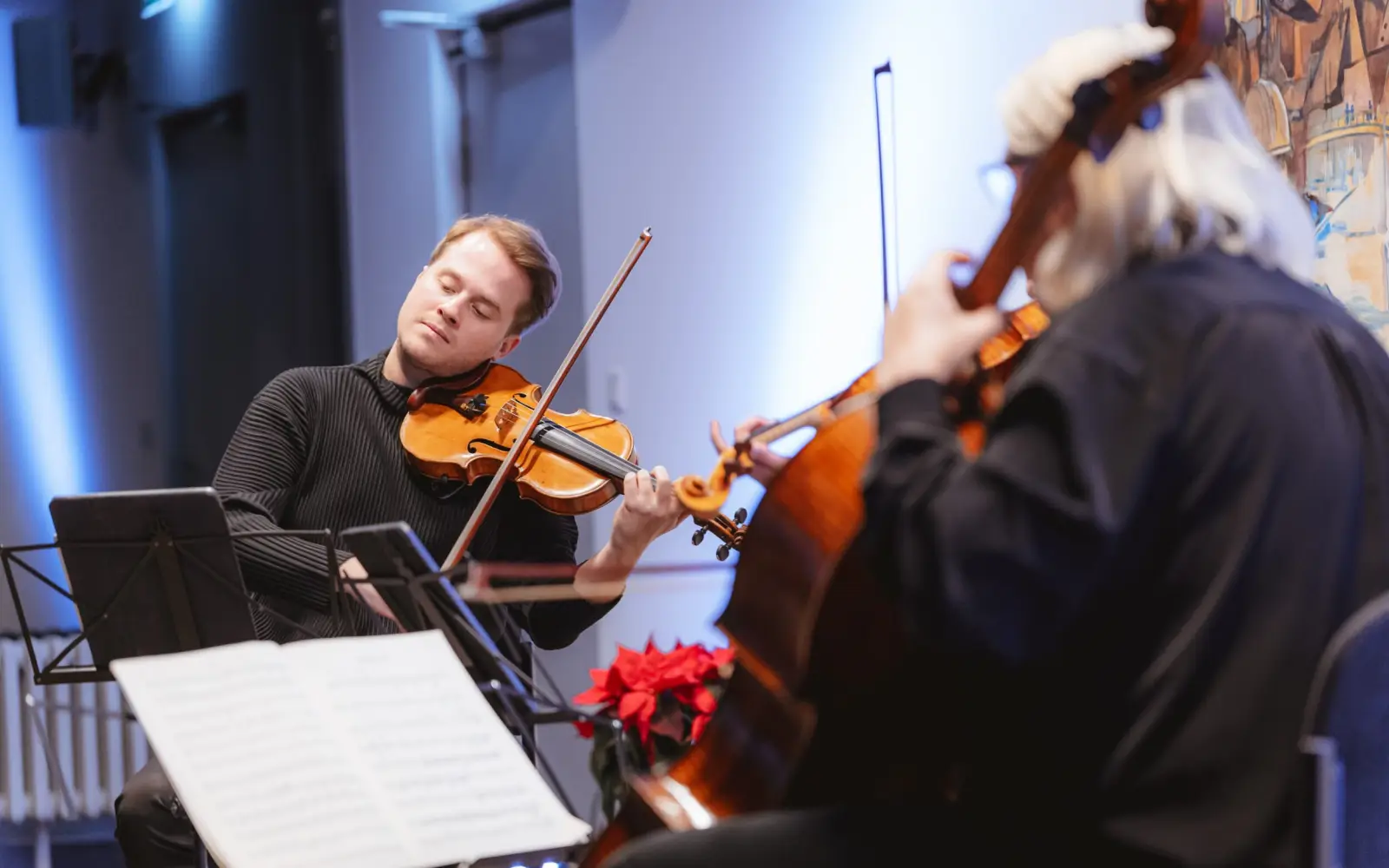Die Musiker spielten zum ersten Salonkonzert im frisch renovierten Sitzungssaal der Bezirksvertretung Süd auf. Foto: Christian Kern