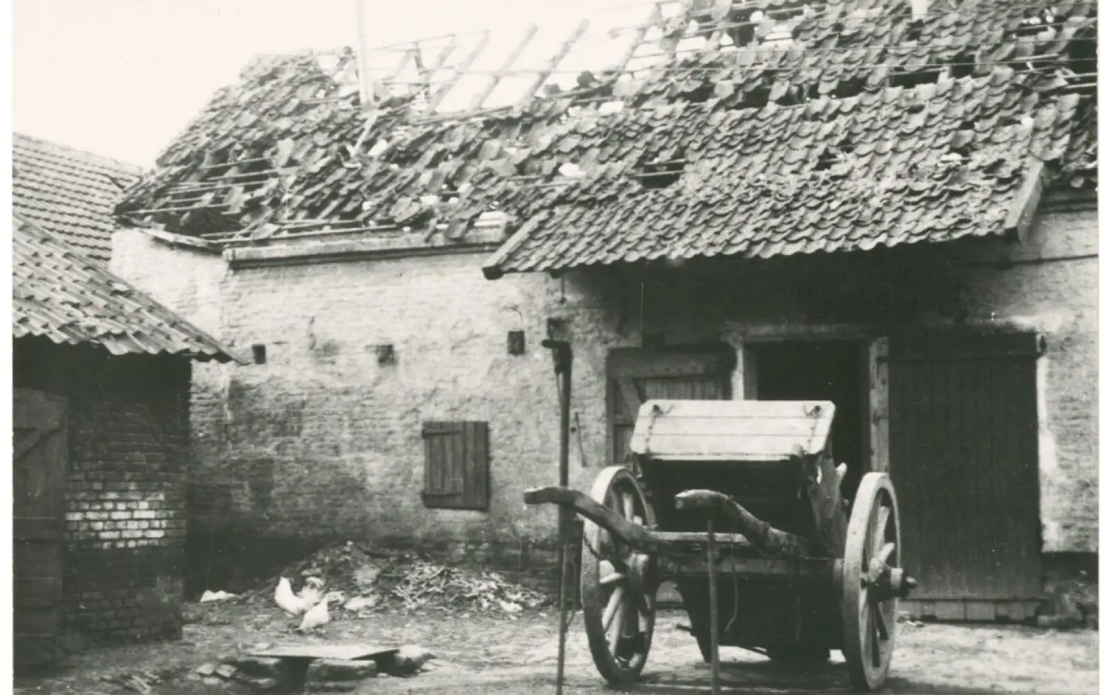 Der zweite Weltkrieg blieb am Wittlaerer Hof nicht ohne Folgen. Hier ist eine Aufnahme aus 1945 zu sehen. Quelle: Stadtarchiv Düsseldorf