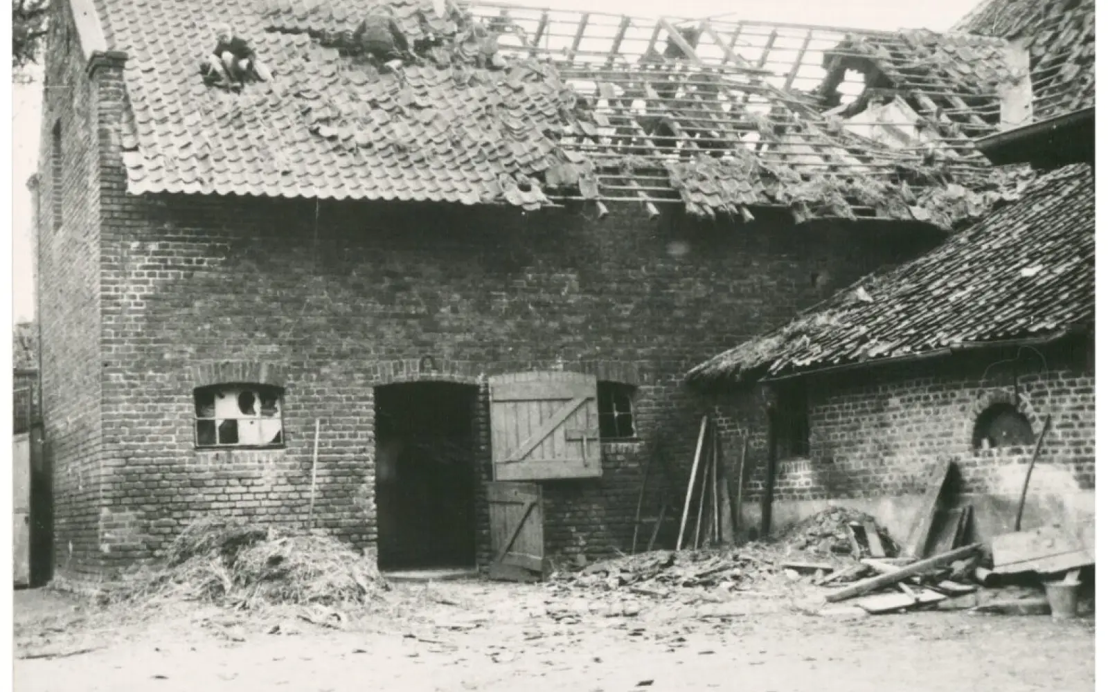 1945 waren am Wittlaerer Hof einige Kriegsschäden zu sehen. Quelle: Stadtarchiv Düsseldorf