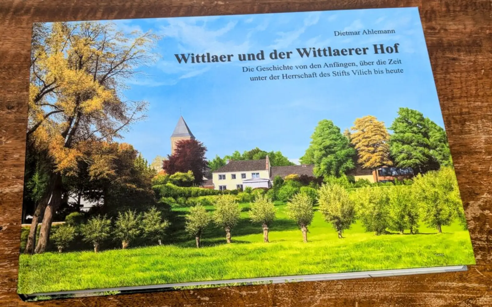 Dietmar Ahlemann: „Wittlaer und der Wittlaerer Hof. Die Geschichte von den Anfängen, über die Zeit unter der Herrschaft des Stifts Vilich bis heute“ (Copyright Familie Dr. Otto-Heinrich Blank)
Duisburg 2024, ISBN 978-3-00-077908-4