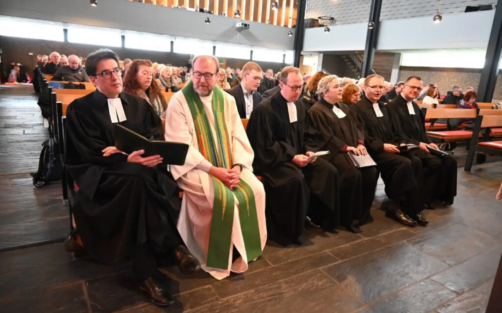 Gestalteten als Team den Verabschiedungsgottesdienst (von rechts): Pfarrer Rainer Kaspers, Pfarrer Ernst Schmidt, Pastorin Ulrike Kobbe, Superintendent Dr. Christoph Urban, Stadtdechant Andreas Brocke und Pfarrer Bodo Kaiser. Foto: sam
