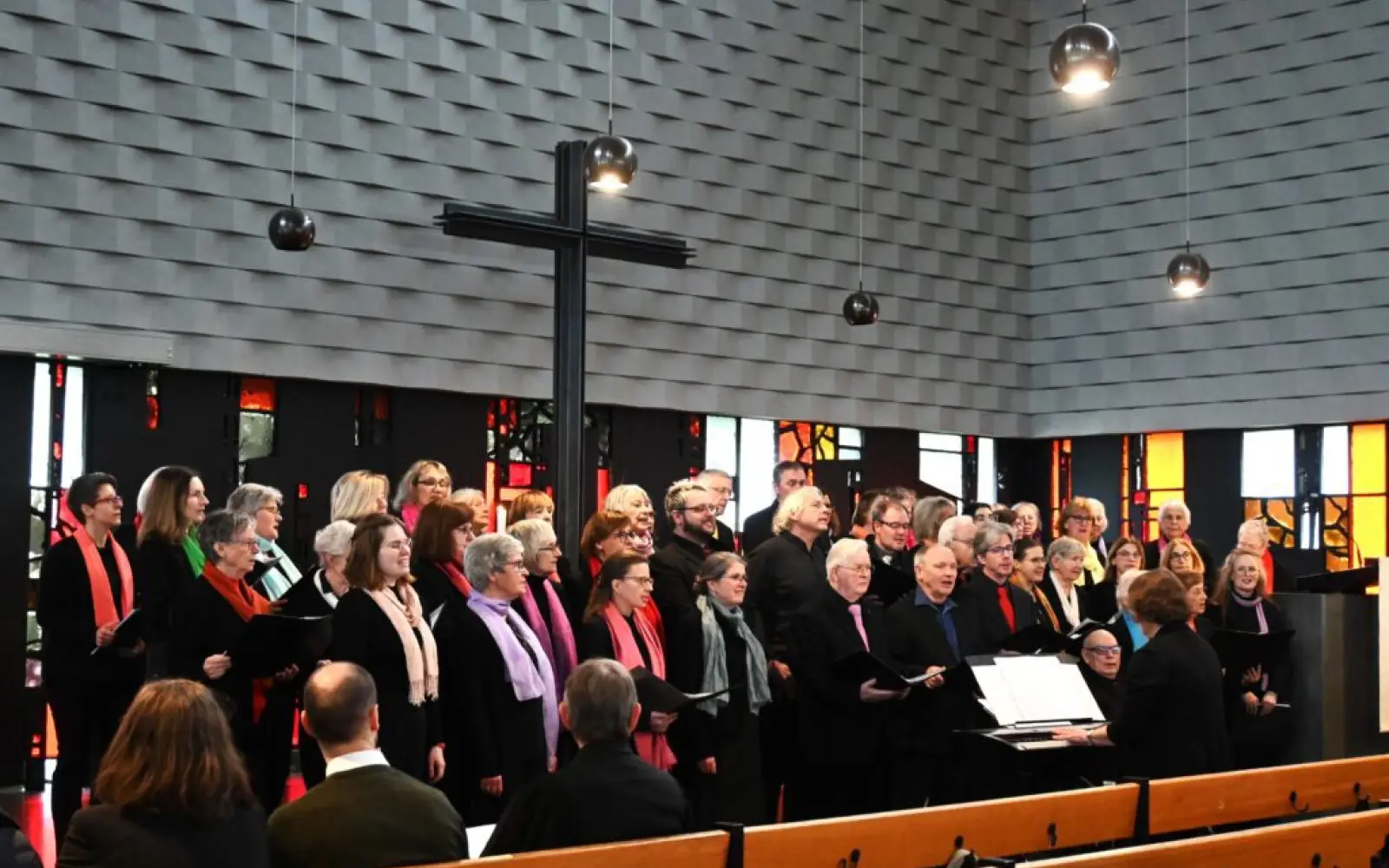Neben dem Posaunenchor und dem Chor „Rice up Voices“ wirkte auch die Kantorei Großenbaum am Gottesdienst mit. Foto: sam