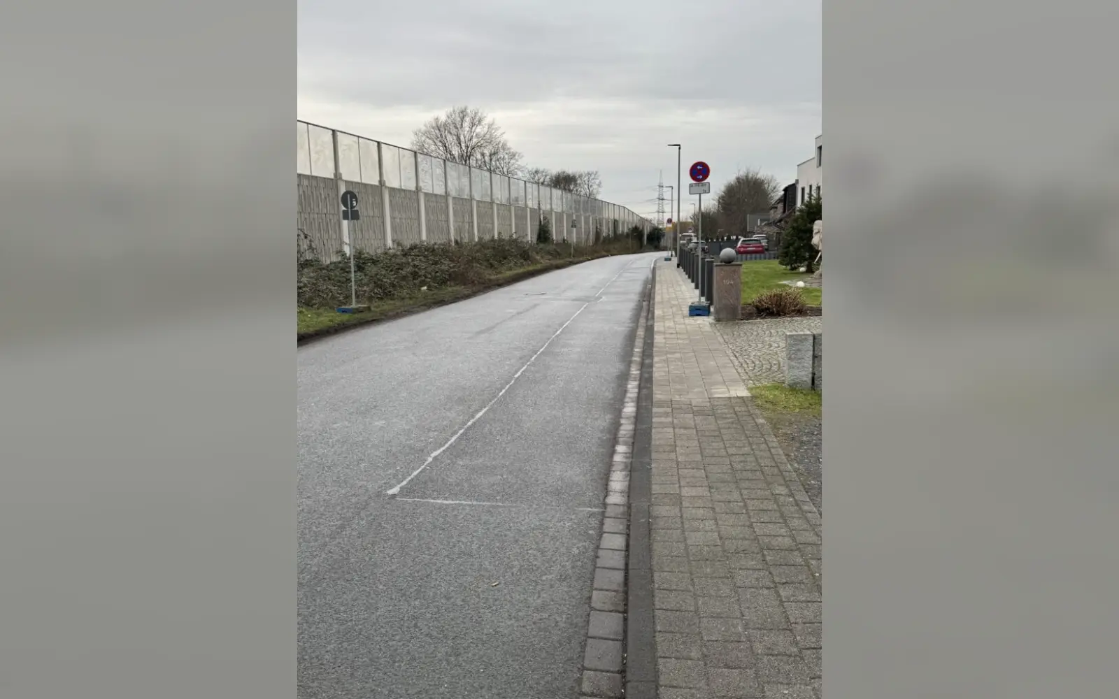 Blick auf die Straße „Am Heidberg“ in Ungelsheim, die im Rahmen der geplanten Baumaßnahmen verbreitert werden soll. Foto: bi