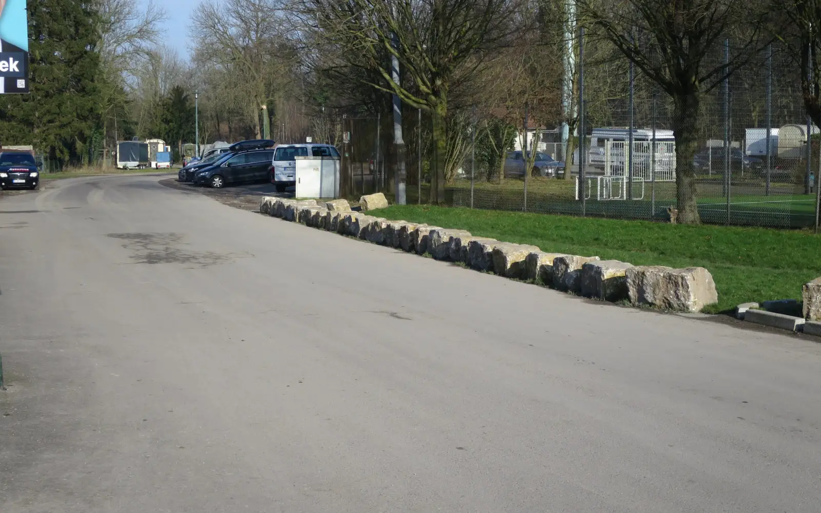 Die erneuerte Fahrbahn über den Freiheitshagen (Teilansicht). Rechts die mit Felsbrocken abgetrennte Rigole. Foto: hs