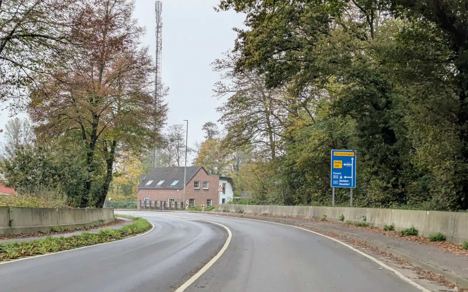 Für viel Geld soll die B 8 alt zwischen Huckingen und Froschenteich zurück gebaut werden, so steht es in einem Beschluss aus dem Jahr 2008. Vertreter örtlicher Vereine - sowie die meisten Bürgerinnen und Bürger - halten das nicht für sinnvoll. Das Geld würde an anderen Stellen dringender gebraucht. Kann die Landesregierung helfen? Foto: ah