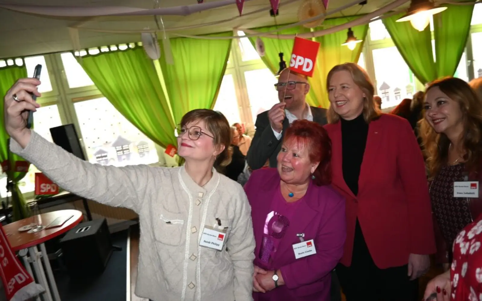 Für ein gemeinsames Selfie ist immer Zeit (von links): Sarah Philipp (MdL), Bezirksbürgermeisterin Beate Lieske, OB Sören Link, Bundestagspräsidentin Bärbel Bas sowie die Vorsitzende des SPD-Ortsvereins „6-Seen-Wedau“, Irma Lababidi. Foto: sam