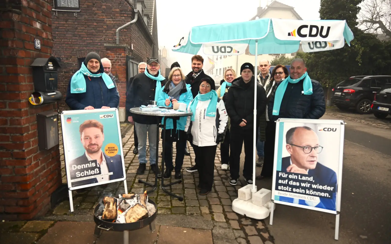 Der CDU-Ortsverband MES um Wolfgang Schwertner (links) hatte zum originellen Neujahrstreff am Lagerfeuer eingeladen. Mit dabei: Bundestagskandidat Dennis Schleß (Mitte). Foto: sam