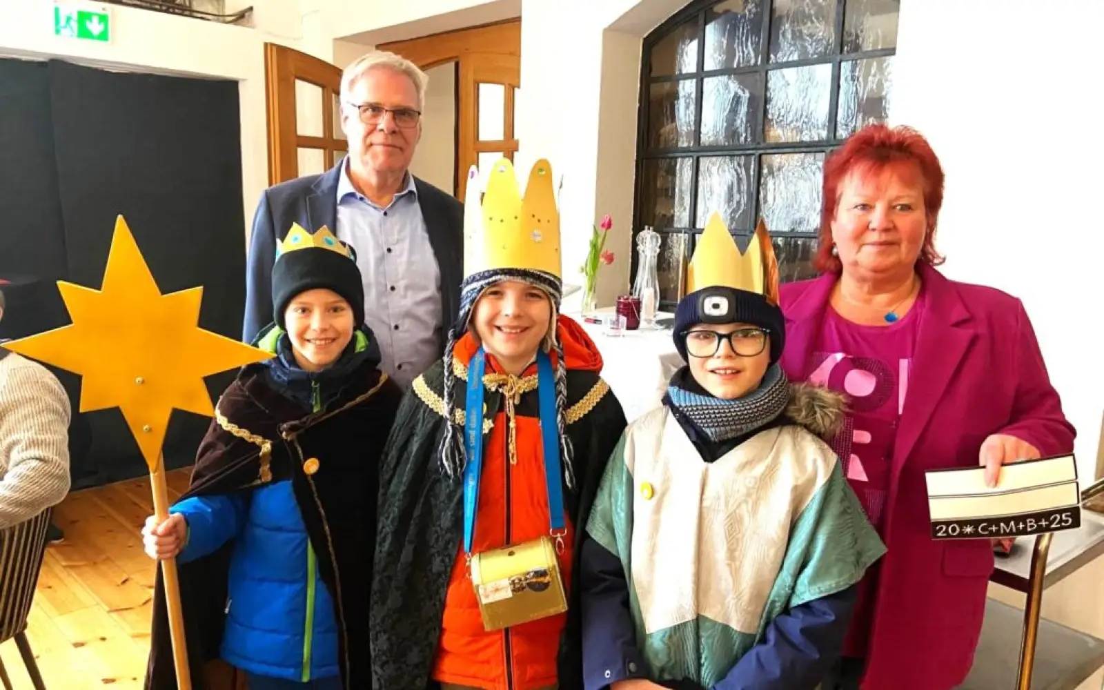 Rainer Kreh und Bezirksbürgermeisterin Beate Lieske freuten sich über den Besuch der Sternsinger. Foto: privat