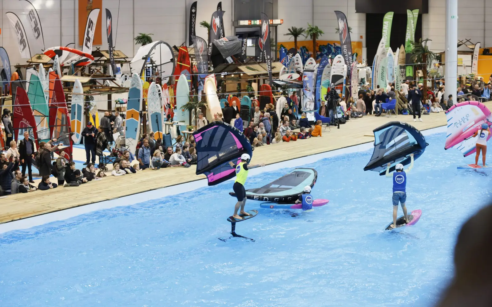 Surffans erleben in der Beach World der boot Düsseldorf 2024 spannende Wingfoiling- und Wassersport-Action zum Mitmachen und Zuschauen. Foto von 2024: Messe Düsseldorf / ctillmann