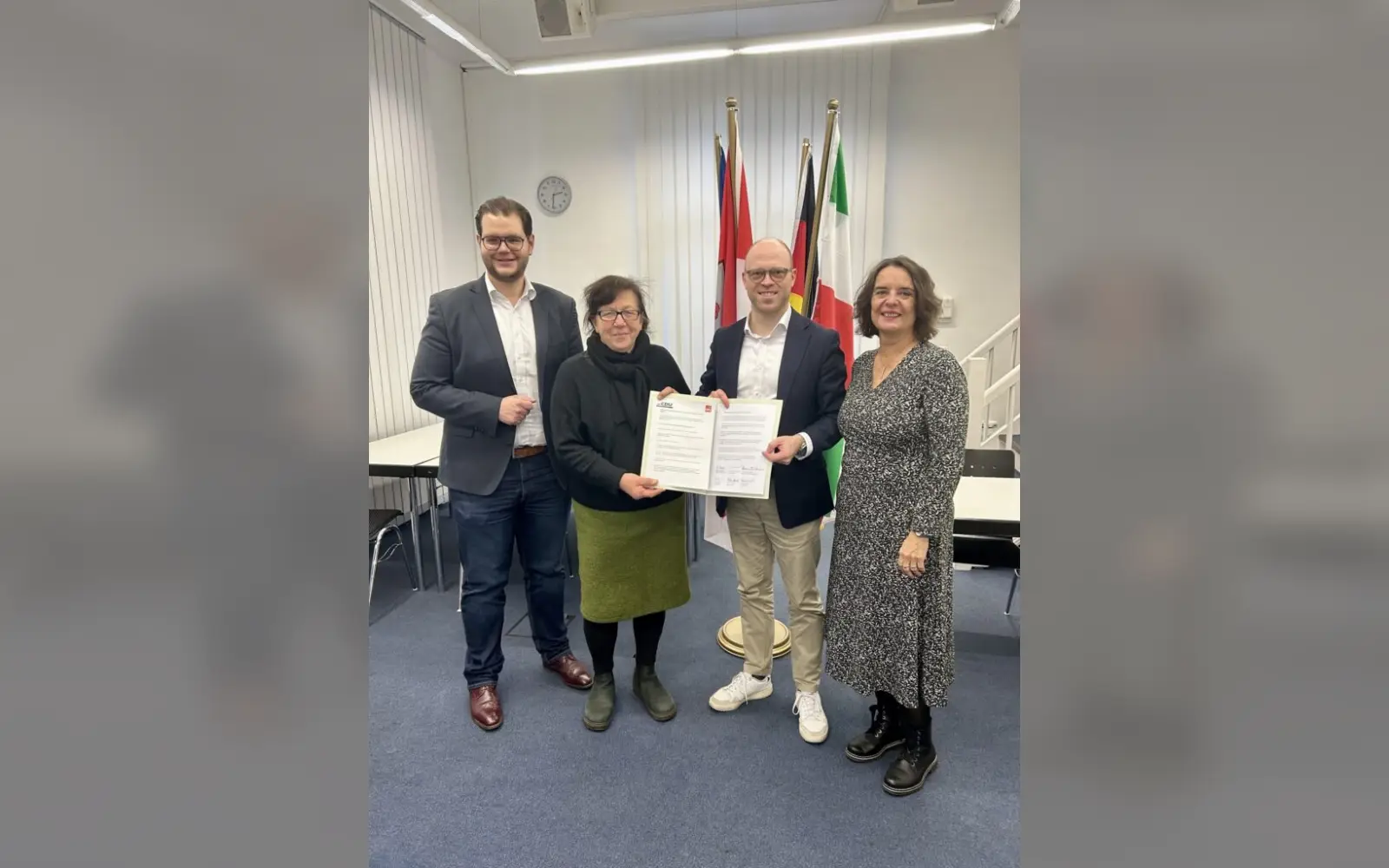 Präsentieren die unterschriebene Vereinbarung zur Zusammenarbeit in der Bezirksvertretung 5 (v.l.n.r.): Dominik Dimmendahl (CDU), Nicola Irmer (SPD), Benedict Stieber (CDU) und Andrea Hankeln (SPD). Foto: BV5