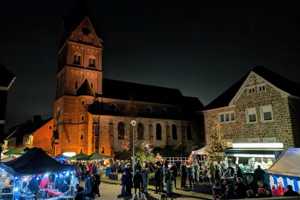 Angermund feiert 32. Nikolausmarkt in der Graf-Engelbert-Straße