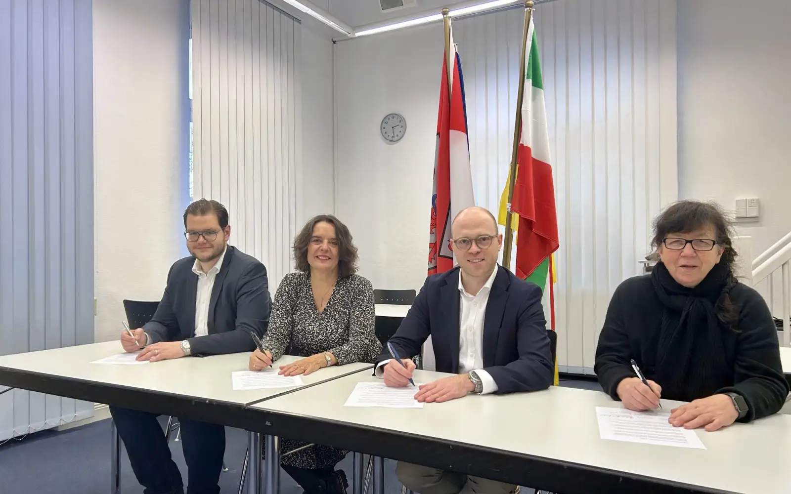 Die CDU/SPD-Koalition in der Bezirksvertretung 5 bei der Unterzeichnung ihrer Vereinbarung zur Zusammenarbeit (von links): Dominik Dimmendahl (CDU), Andrea Hankeln (SPD), Benedikt Stieber (CDU) und Nicola Irmer (SPD). Foto: BV5