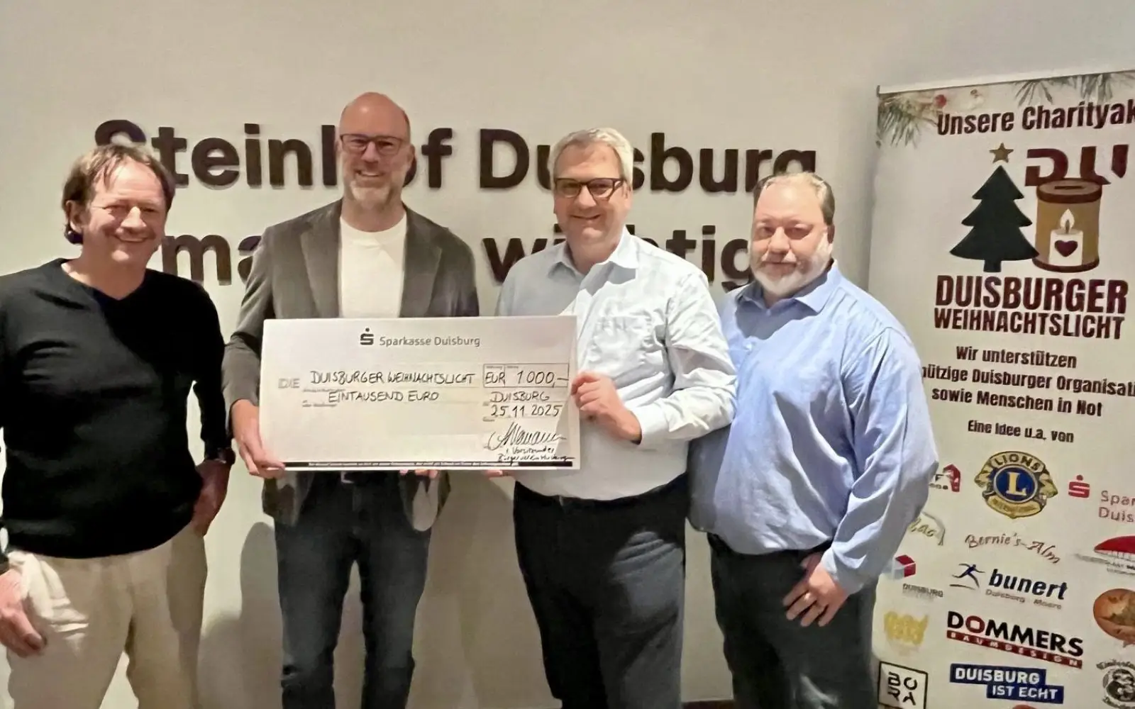 Mit 1.000 Euro unterstützt der Bürgerverein Huckingen die Aktion „Duisburger Weihnachtslicht“. Bei der Übergabe waren dabei (von links): Arno Eich, Dr. Stephan Borowski, Dietmar Ahlemann, Horst Arens (Geschäftsführer des Bürgervereins Huckingen). Foto: privat