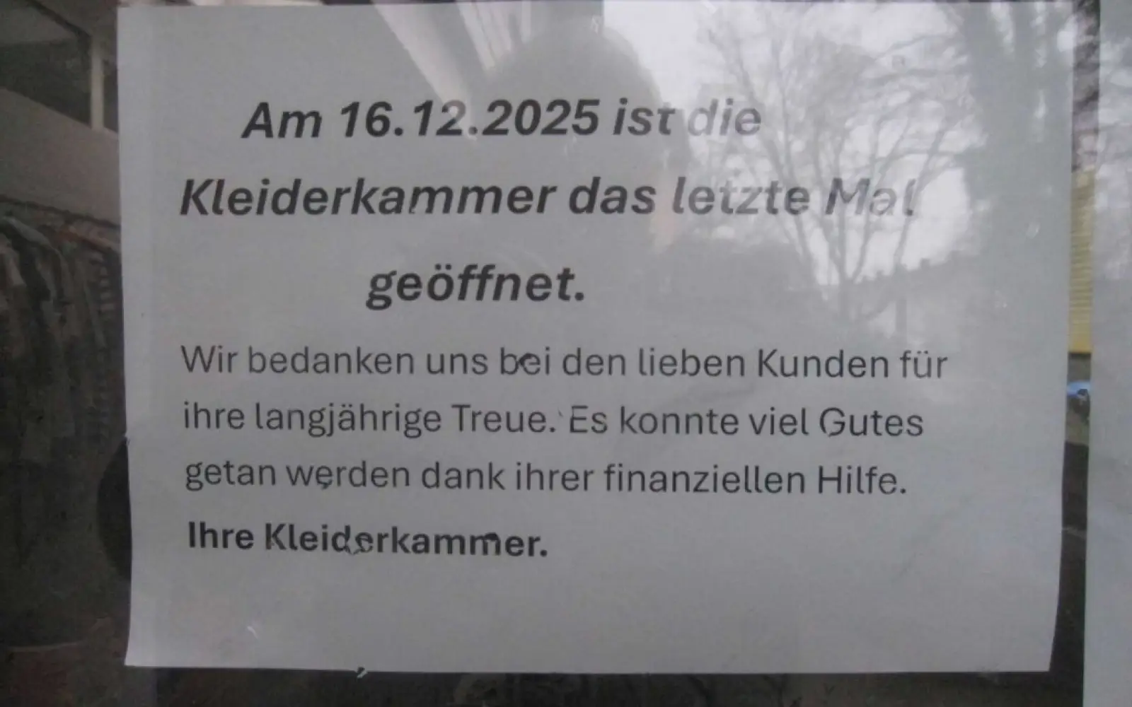 Ein Schild weist darauf hin, dass die Arbeit in der Kleiderkammer St. Stephanus nicht weitergeführt wird. Das Team bedankt sich bei den Kunden für ihre Treue. Foto: privat