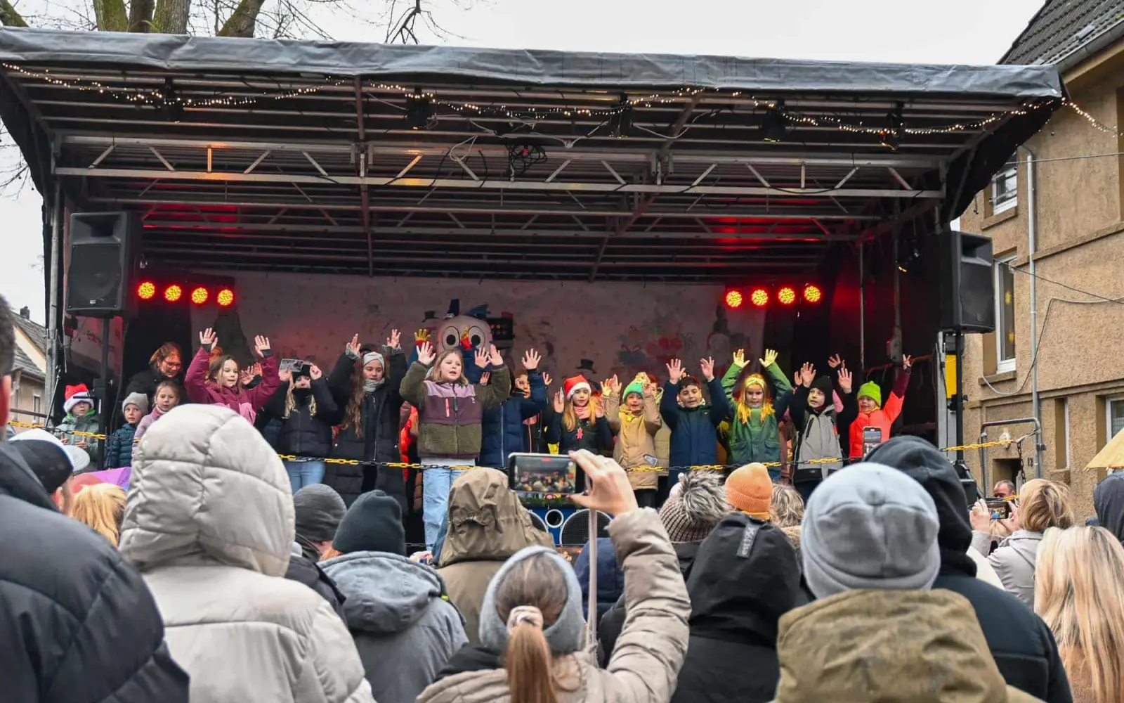 Kinder der GGS Am See erfreuten die großen und kleinen Zuschauer mit Weihnachtsliedern. Foto: sam