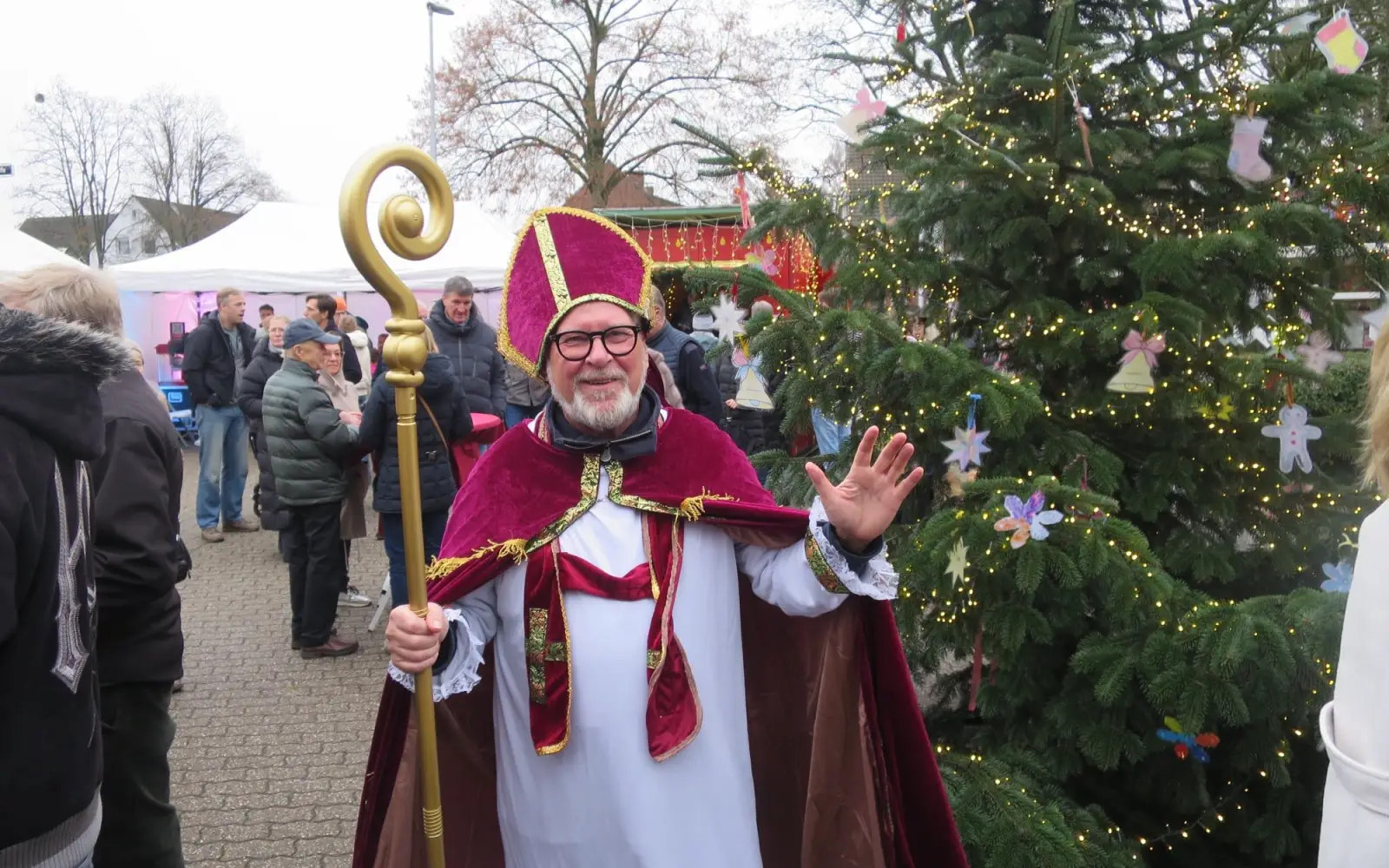Roman Wesolowski (Vorsitzener des Heimat- und Kulturkreis Wittlaer) mischte sich als Bischof St. Nikolaus unter die Weihnachtsmarktbesucher Foto: hs