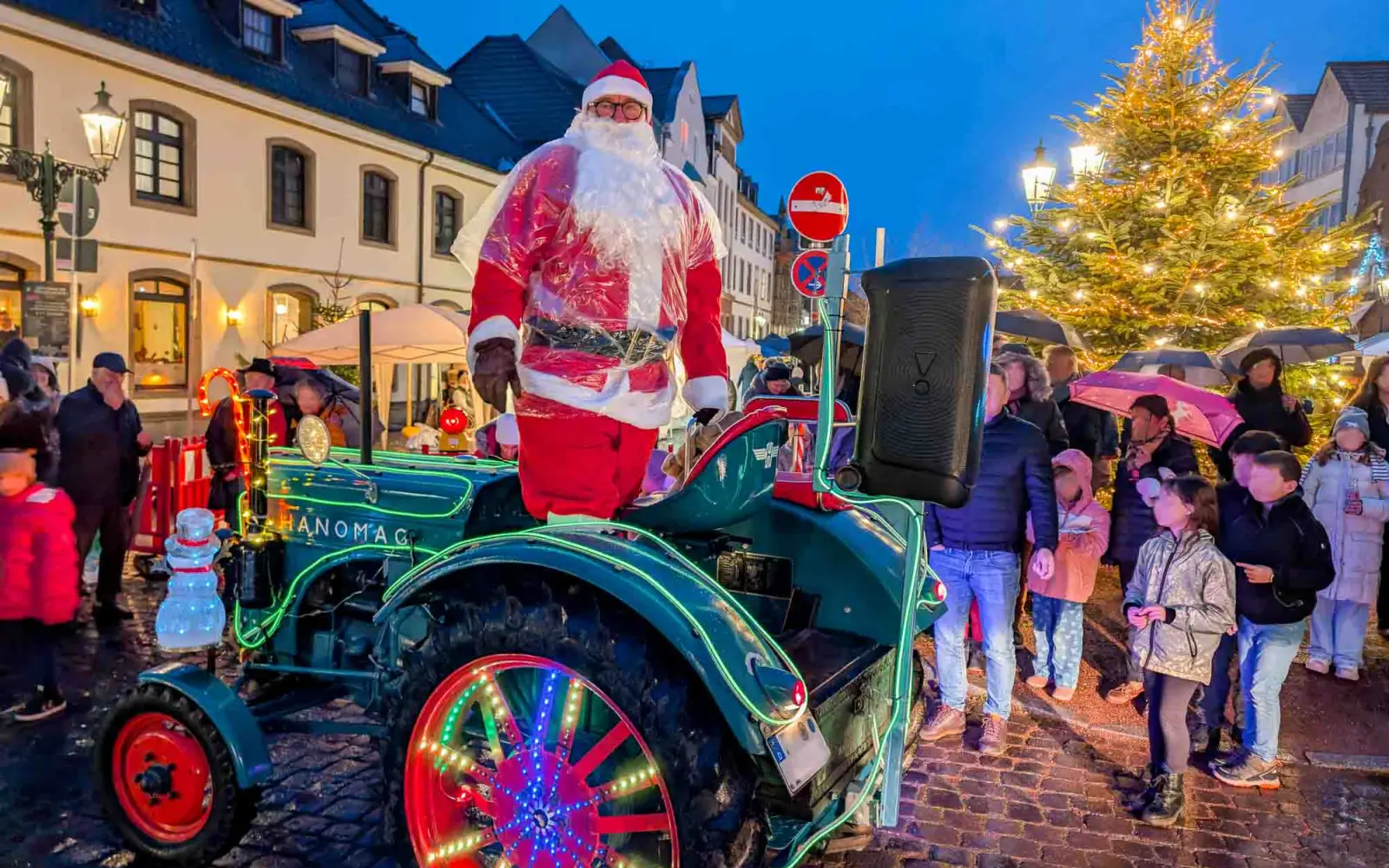Mit aufwendiger LED-Beleuchtung in den Felgen und einem winkenden Nikolaus an Bord war dieser Hanomag eines der beliebtesten Fotomotive des Abends. Foto: ah
