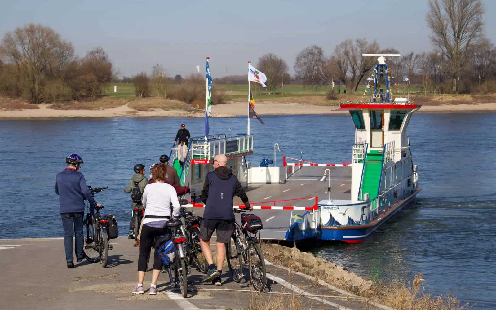 Zahlreiche Radfahrer und Fußgänger warten am Anleger auf das Fährschiff, dessen Zukunft aktuell noch ungewiss ist. Archivfoto: ah