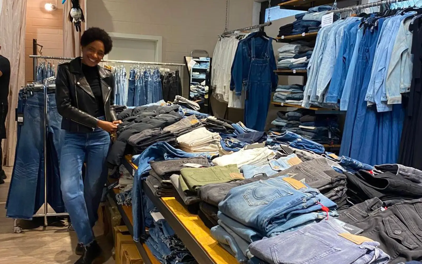 Der große Abverkauf im UNIFA Fashion Outlet an der Niederrheinstraße bietet eine breite Auswahl an Denim-Highlights und Markenmode. Foto: privat