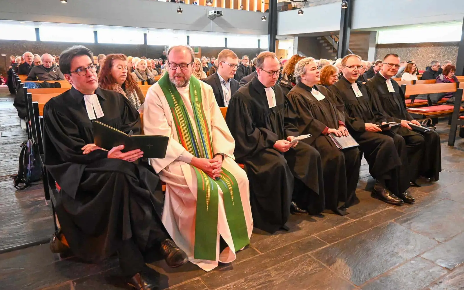 Viele Menschen kennen Ulrike Kobbe als Jugendpastorin. Nun übernimmt sie die 2. Pfarrstelle im Duisburger Süden. Hier ist sie bei der Verabschiedung von Pfarrer Rainer Kaspers im Kreise ihrer Kollegen zu sehen. Archivfoto: sam