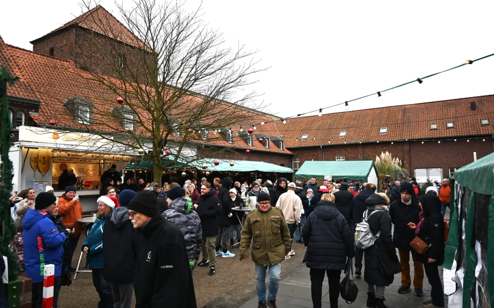 Der Steinhof steht am dritten Adventswochenende ganz im Zeichen des Weihnachtsmarktes, zu dem die Huckinger Schützen einladen. Archivfoto: sam