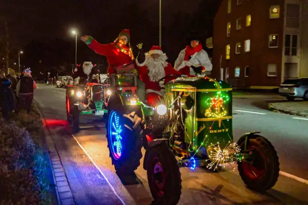 Lichter-Traktoren fahren zum Nikolausmarkt nach Kaiserswerth