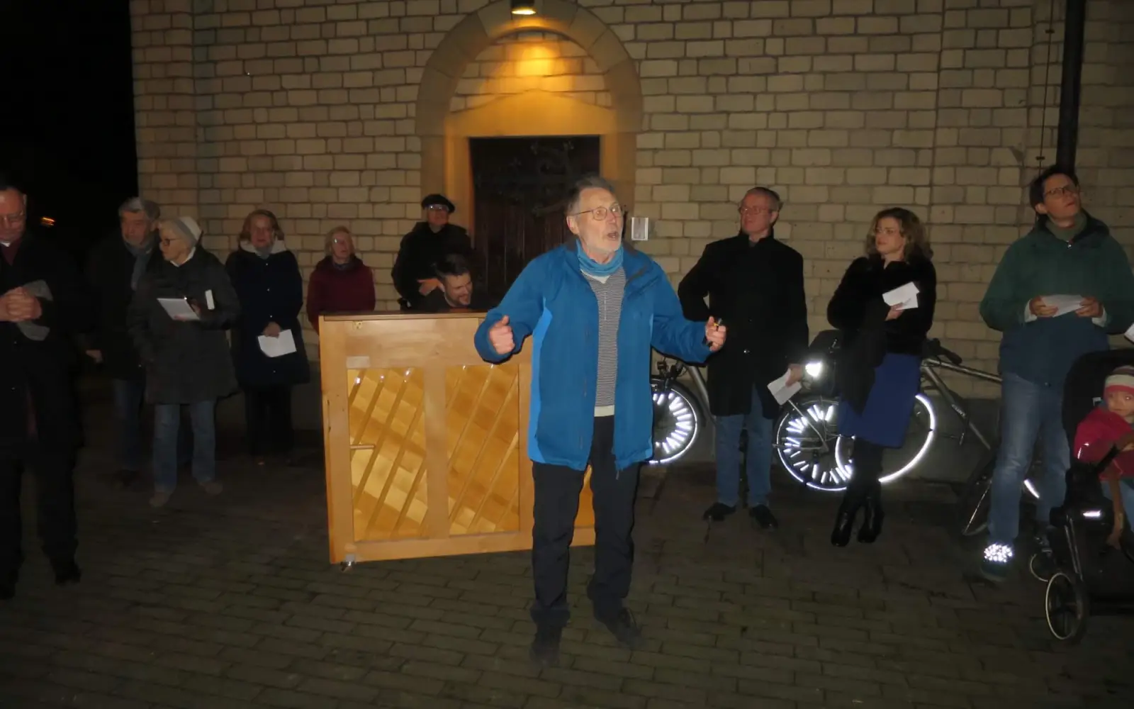 Gerhard Becker, bei weihnachtlicher Rede auf dem Kalkumer Dorfplatz. Foto: hs