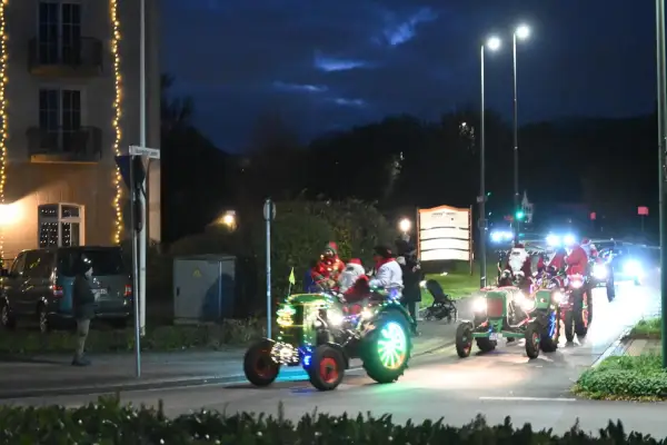 Traktor-Lichterfahrten sorgen für strahlende Augen