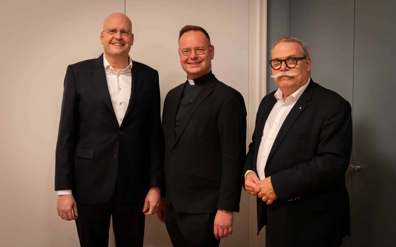 Richard von Knop, Leitender Pfarrer Oliver Dregger und Frank Scheulen (von links) haben die Weichen für die Fusion gestellt. Foto: Paul Sendt