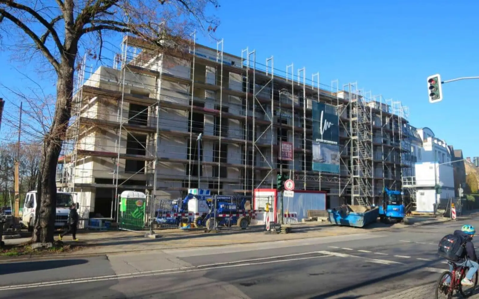 Entlang der Arnheimer Straße werden mit Ersatz von Altbauten (Hotel und Gaststätte „Am Schwan“) die Wohngebäude immer höher. In zweiter Reihe zum Rhein hin entstehen zusätzliche Wohnungen. Foto: hs
