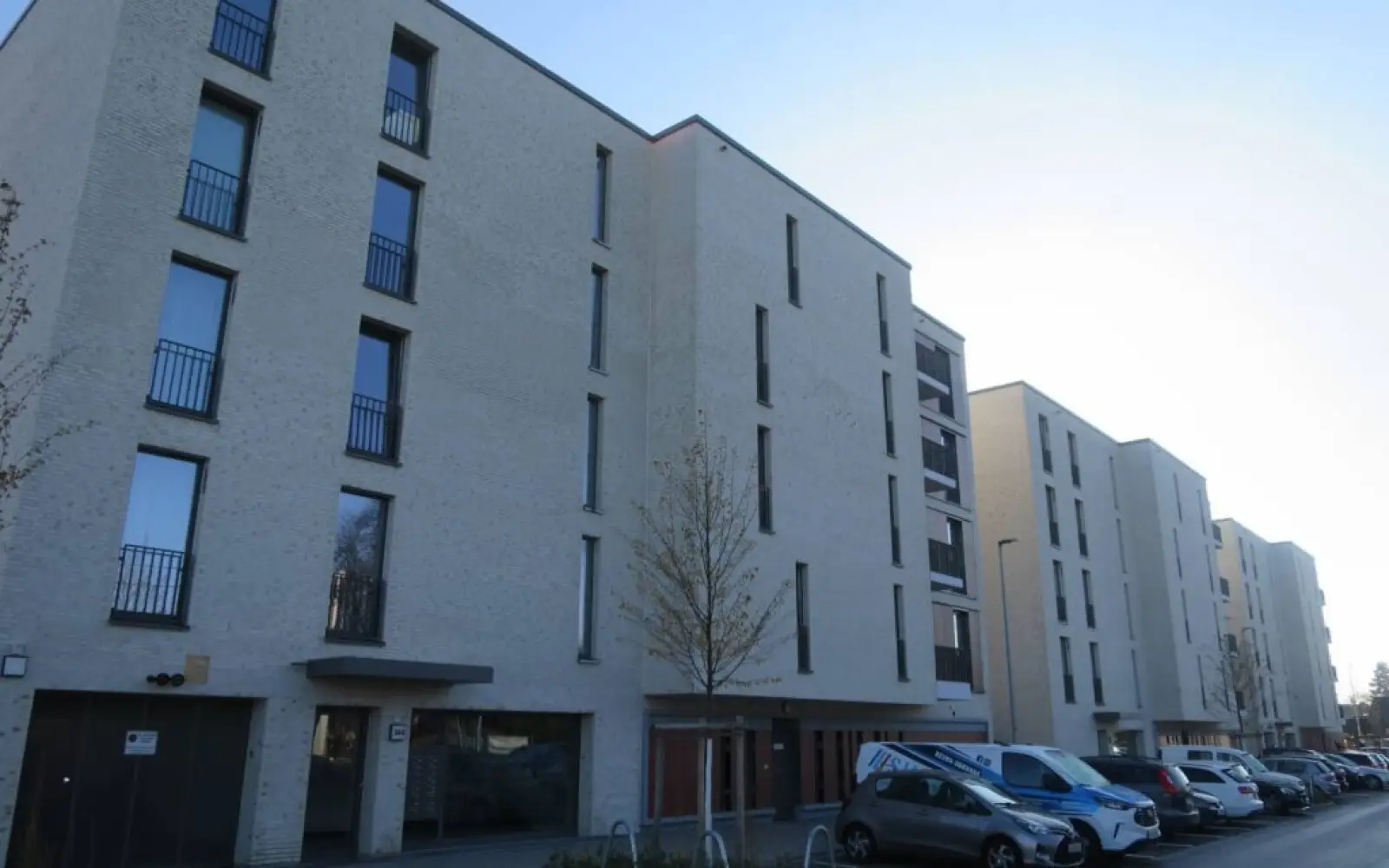 Auch entlang der Kalkumer Schlossallee ragt ein fünfgeschossiger Neubau (einschließlich Garagengeschoss) in die Höhe. Foto: hs