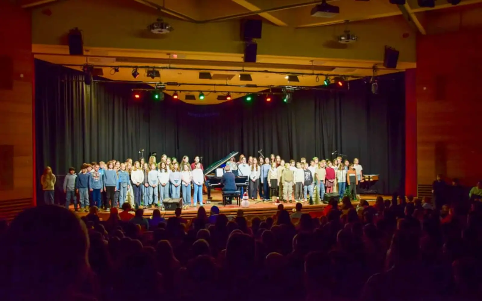 Schülerinnen und Schüler sangen beim Adventskonzert in Huckingen „This is me“. Foto: dav
