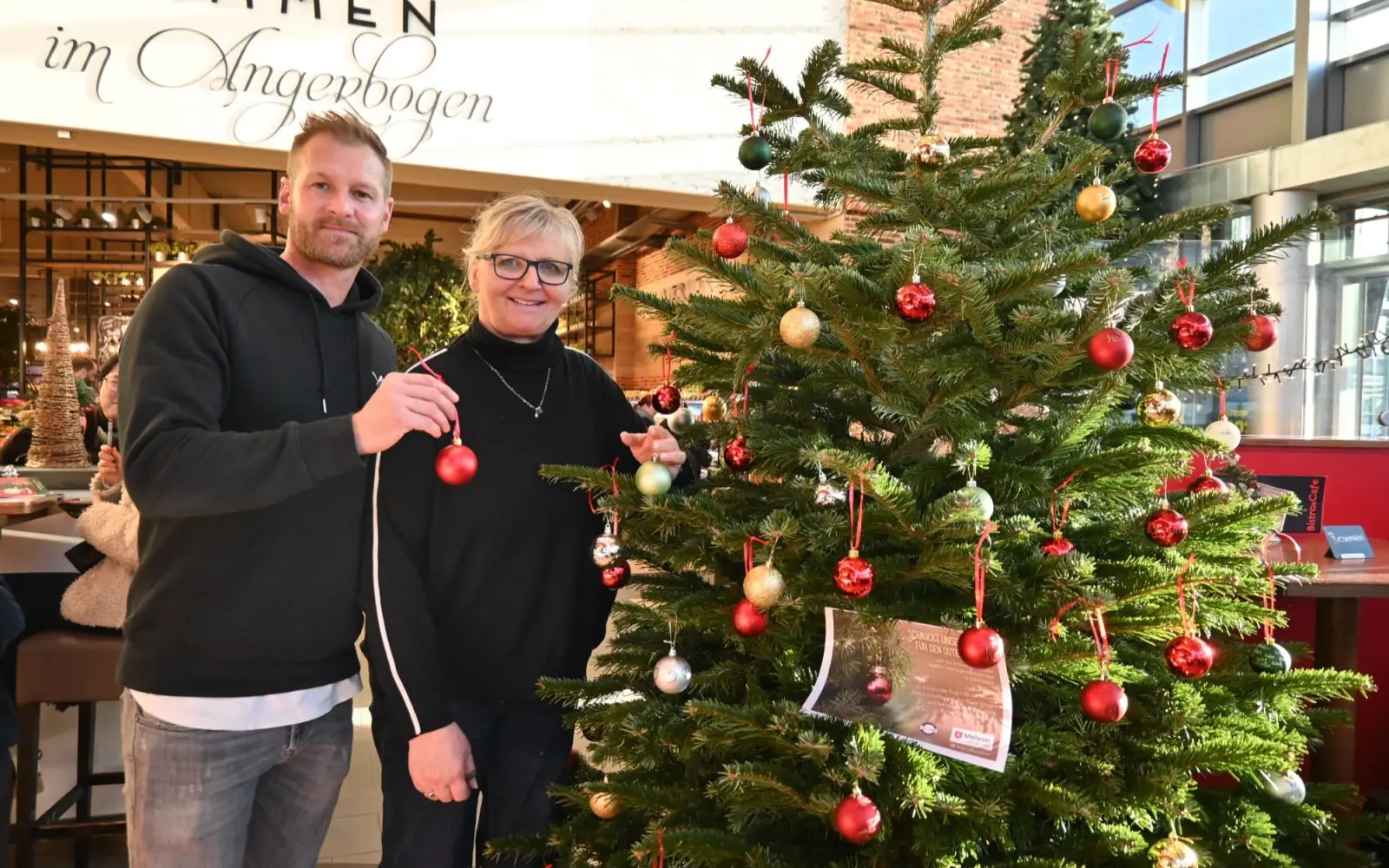 Cordula Upietz und ihr Sohn Sven hoffen, dass noch viele weitere Christbaumkugeln gespendet werden, für den ambulanten Kinder- und Jugendhospizdienst St. Raphael in Huckingen. Foto: sam