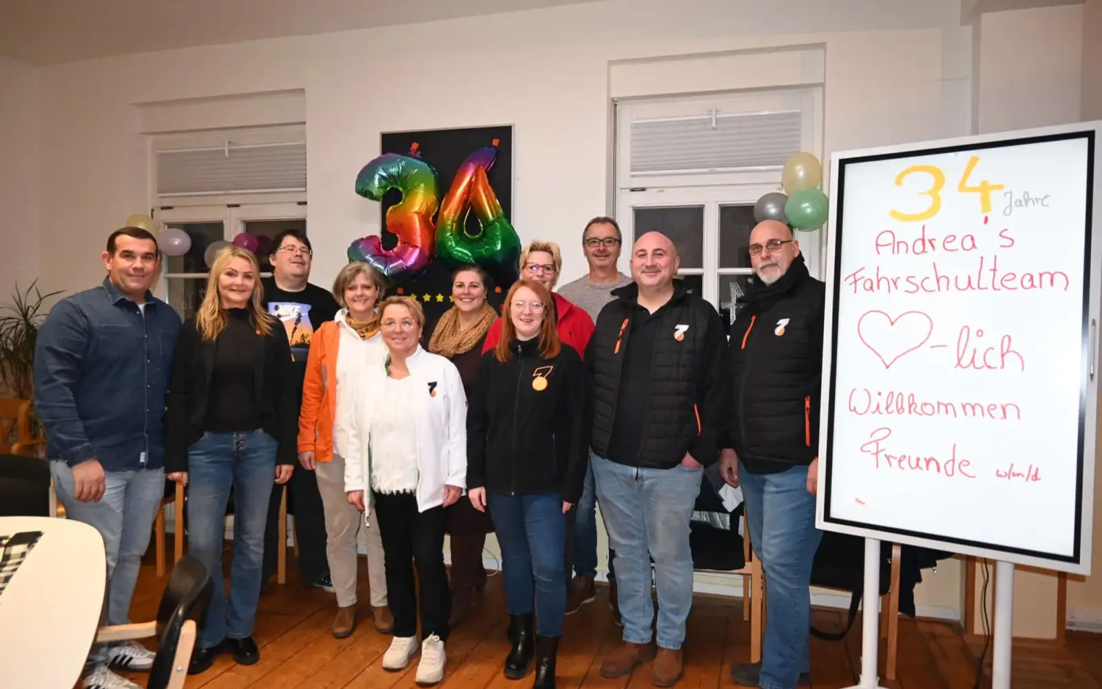 Im gemütlichen Schulungsraum traf sich das Team von „Andreas Fahrschule“ um Andrea Bahr (Mitte) zu leckeren Geburtstagswaffeln. Foto: sam