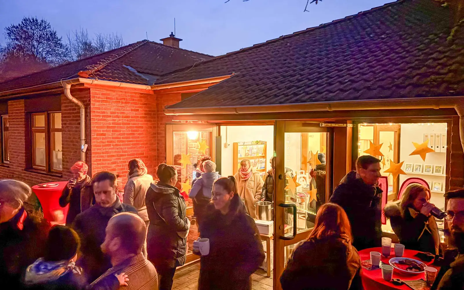Bei Glühwein und Kakao konnte der frühe Abend am Adventsfenster KITA Angerau genossen werden. Foto: cj