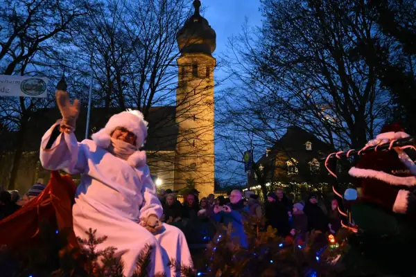„Weihnachtsmarkt am Zwiebelturm“: Besucher genossen adventliche Stimmung