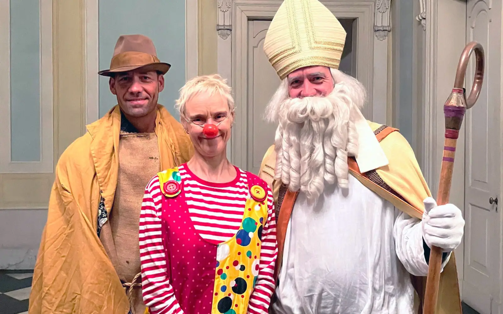 Spendenübergabe im Schloss Kalkum mit Ingo Hoffmann als Bettler, Klinikclownin Anke Plaßmann und Guido Hoffmann als St. Martin (von Links) Foto: Kaiserswerther Diakonie / C. Taylor